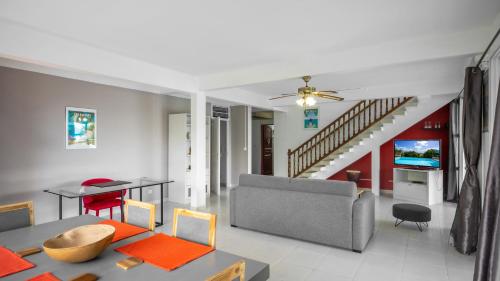 a living room with a couch and a table at Villa Ti'Kemy avec piscine au sel in Le Lamentin