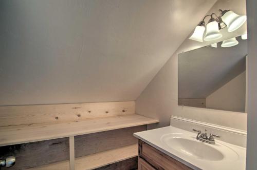 Ένα μπάνιο στο Cozy Henrieville Cabin 18 Mi to Bryce Canyon NP!