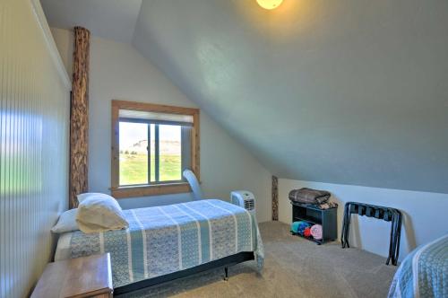 Katil atau katil-katil dalam bilik di Cozy Henrieville Cabin 18 Mi to Bryce Canyon NP!