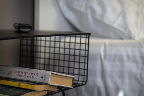 a book shelf with books on top of a bed at IL MULINO in Concordia sulla Secchia
