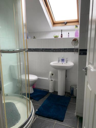 y baño con lavabo, aseo y ducha. en Merseybeat Short stays, en Birkenhead