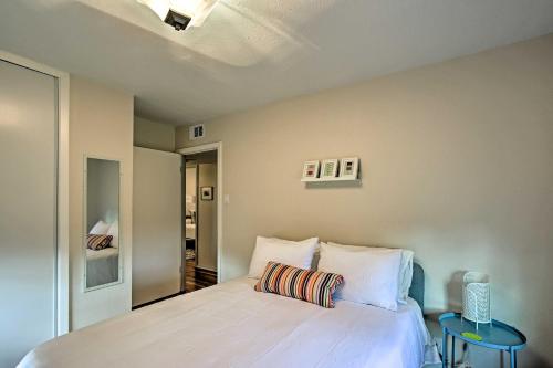 Een bed of bedden in een kamer bij Bright and Modern Texas Getaway - 7 Mi to The Alamo!