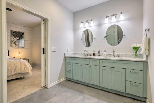 フレデリックスバーグにあるSingle-Story Condo Less Than 1 Mile From Downtown!の洗面台と2つの鏡があるバスルーム