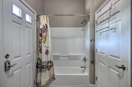 Un baño de Spacious Elko Home - 6 Mi to Georgia Fairgrounds!