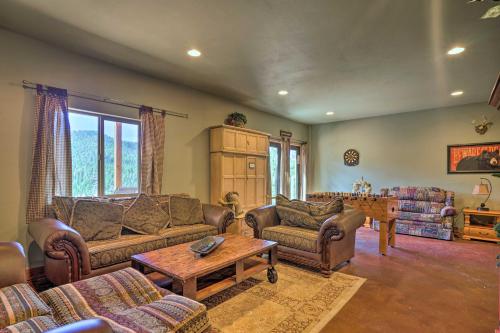 Ein Sitzbereich in der Unterkunft Cripple Creek Mountain Getaway with Hot Tub and Views!