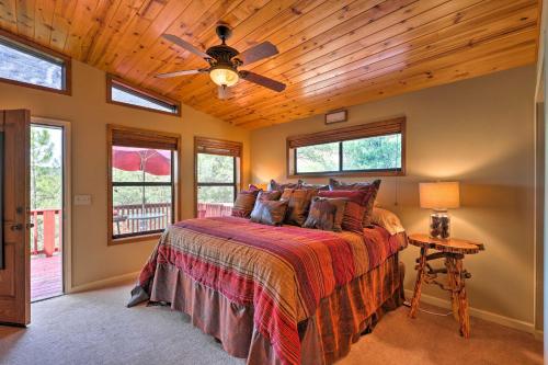 um quarto com uma cama e uma ventoinha de tecto em Strawberry Hideaway in the Pines with Hot Tub! em Pine