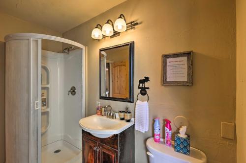 uma casa de banho com um lavatório, um WC e um espelho. em Strawberry Hideaway in the Pines with Hot Tub! em Pine
