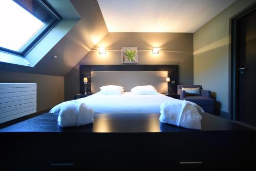 En eller flere senge i et værelse på Hôtel Les Rives