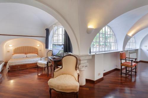 een slaapkamer met een bed en een tafel en stoelen bij Eleganza e stile a Fontane Marose by Wonderful Italy in Genua