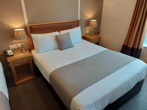Postel nebo postele na pokoji v ubytování The Ballyliffin Lodge and Spa