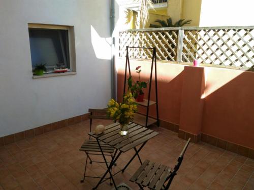 a balcony with a table with flowers on it at Dimora Marisa in Termoli