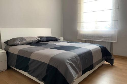 基耶蒂的住宿－Il Villino in città，一间卧室配有一张带蓝白色毯子的床