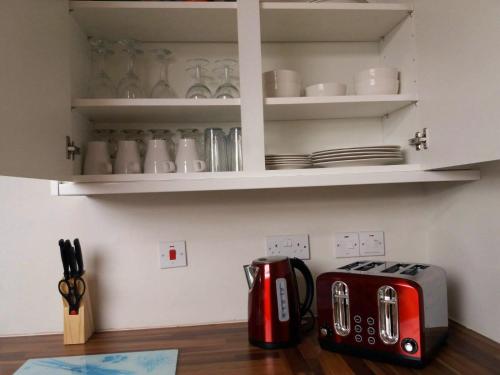 Dapur atau dapur kecil di Romantic Chapel Retreat in Snowdonia - Sea Views & Serenity