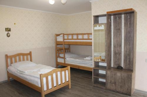 Двухъярусная кровать или двухъярусные кровати в номере Roza Guesthouse