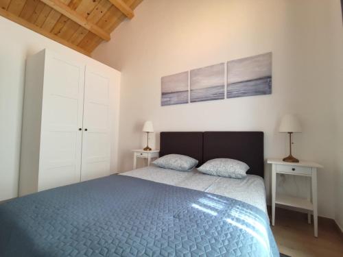 um quarto com uma cama grande e 2 almofadas em Apartman Marinac em Roč