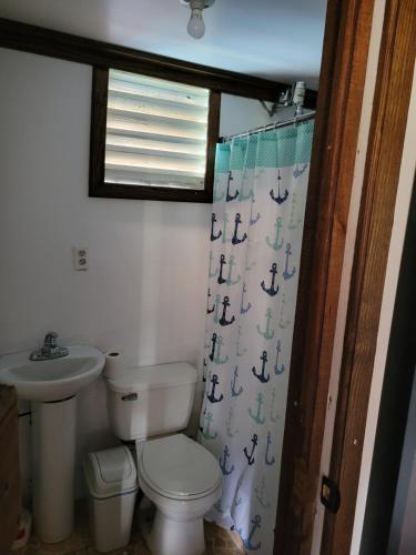 bagno con servizi igienici e lavandino di Ariami Rose ad Aguada