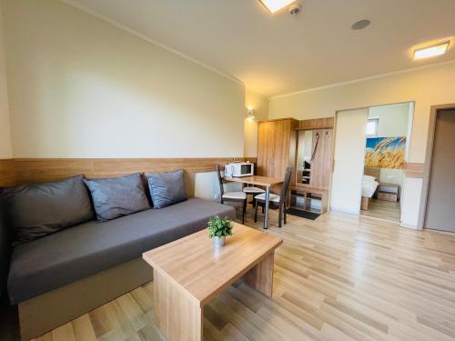 ein Wohnzimmer mit einem Sofa und einem Tisch in der Unterkunft Apartmány Vera in Bešeňová