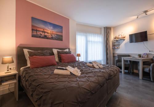 Un pat sau paturi într-o cameră la BnB 't Kraaiennest