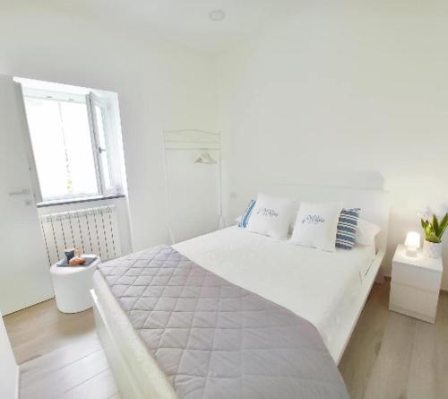 Ένα ή περισσότερα κρεβάτια σε δωμάτιο στο FOUR WHITE APARTMENTS