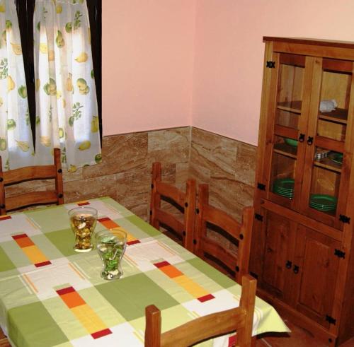 une salle à manger avec une table et une armoire dans l'établissement El Volvedero, à Castillo