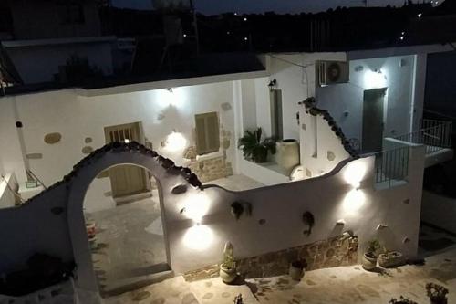 - une vue aérienne sur une maison la nuit dans l'établissement Sonia`s luxury apartment with jacuzzi, à Kamilárion
