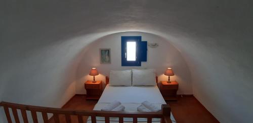 Ένα ή περισσότερα κρεβάτια σε δωμάτιο στο Villa Spyros Santorini