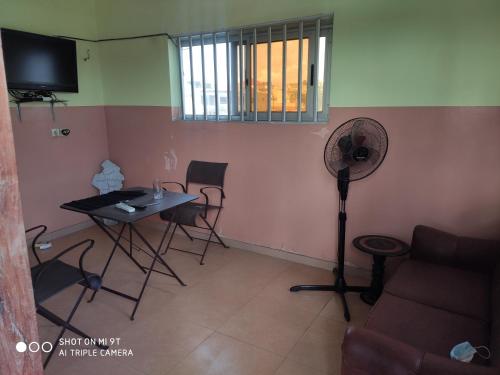 2 appartements connectés au wifi À Cotonou, dont 4 pièces meublés l'autre 2  pièces meublées, climatisés INTERNET, Rue 2381, Cotonou – Tarifs 2023