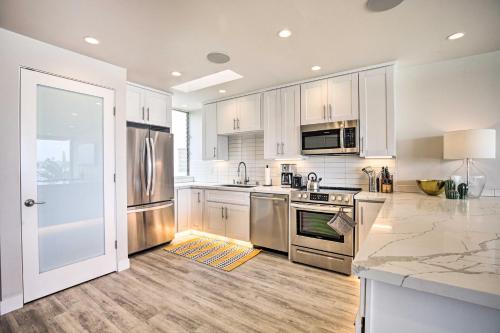 Bright, Updated Townhome with Mission Bay View!にあるキッチンまたは簡易キッチン