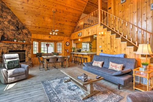 Χώρος καθιστικού στο A-Frame Cali Cabin with Unobstructed Valley Views!