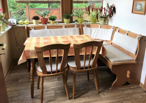 een eettafel met twee stoelen en een tafel en een tafel en een stoeltje bij Haus Daheim in Bad Schandau
