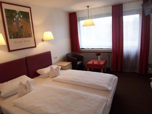 a hotel room with a bed and a window at Hotel Columbus und Glamping in Bremerhaven