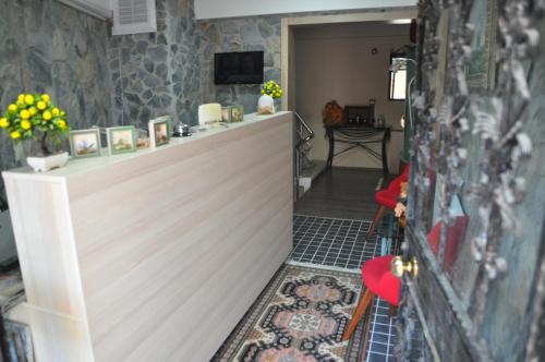 un salone con bancone e sedie rosse di Rumeli Konak Butik Otel a Tekirdağ