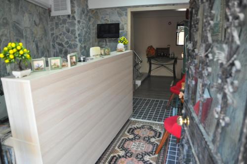 a salon with a counter and red chairs at Rumeli Konak Butik Otel in Tekirdağ