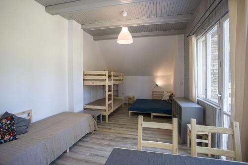 מיטה או מיטות קומותיים בחדר ב-Chata Kopanina