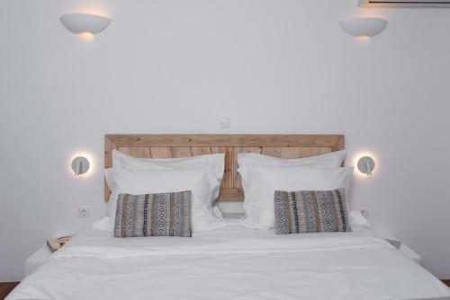 Een bed of bedden in een kamer bij Villa Mira Paros - Luxury Suites
