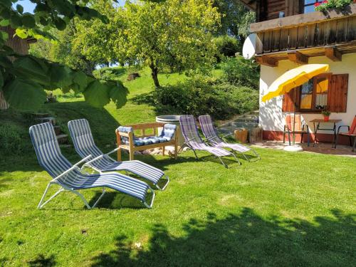 a group of chairs and a table in a yard at Opas Bergchalet in Halblech