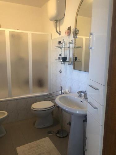 a bathroom with a toilet and a sink at Appartamento con solo camera e bagno senza cucina in Casale