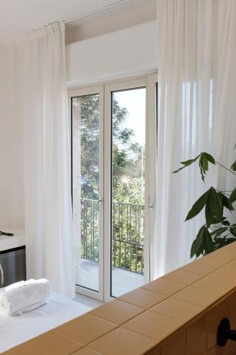 a bedroom with a sliding glass door to a balcony at Malalbergo in Reggio Calabria