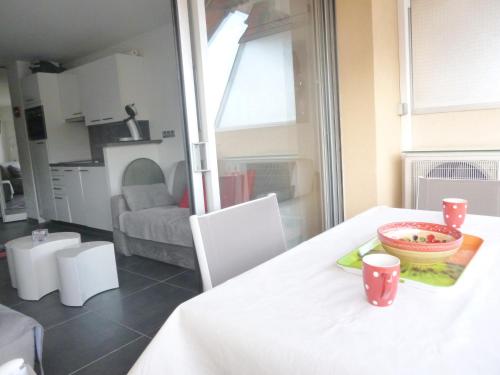 Cette chambre comprend une table avec un bol de nourriture. dans l'établissement LES PRADELS, à Cavalaire-sur-Mer