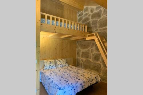 Tempat tidur susun dalam kamar di Formas Patuscas, Turismo Rural