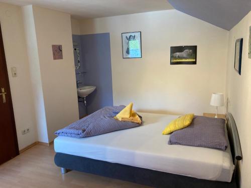 A bed or beds in a room at Ferienhaus Elisabeth Selbstversorger Unterkunft