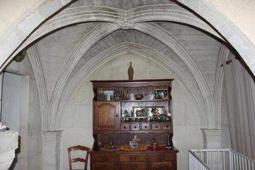an archway in a room with a wooden cabinet at Le mas de Lucien entre Arles, Nimes, Avignon. in Beaucaire