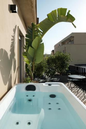 a white bath tub sitting on top of a balcony at Malalbergo in Reggio Calabria