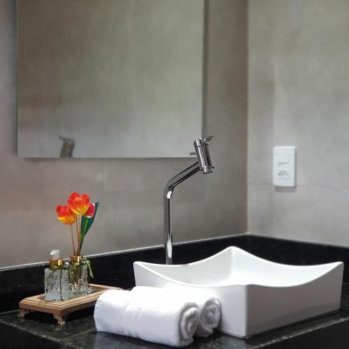 a sink with a faucet on a bathroom counter at Condomínio RCR Green Field Casas para Temporada in Arraial d'Ajuda