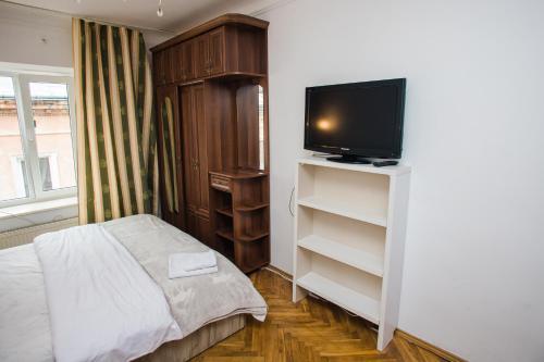 Μια τηλεόραση ή/και κέντρο ψυχαγωγίας στο Апартаменти на площі Ринок