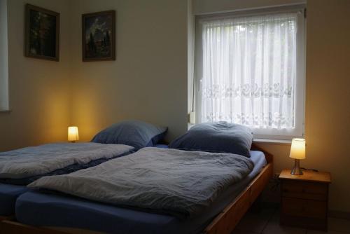 Tempat tidur dalam kamar di Ferienwohnung Schuur - Buchholz in der Nordheide