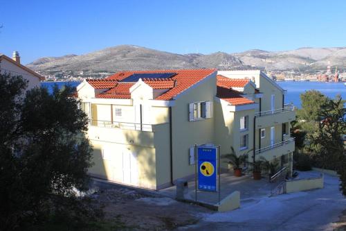 Apartments by the sea Okrug Gornji, Ciovo - 10401, Trogir, Croaţia