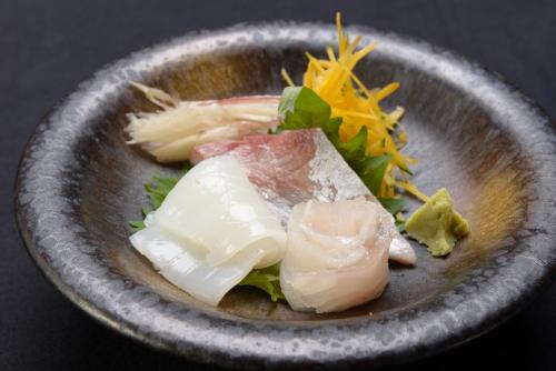 a bowl of food with meat and vegetables on a table at 湯迫温泉旅館 in Ōda
