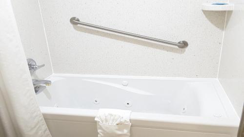 eine Badewanne in einem Hotelzimmer mit einem Handtuch in der Unterkunft Holiday Inn Express Hotel & Suites Lawrenceville, an IHG Hotel in Lawrenceville