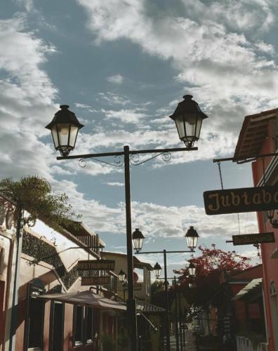 a street light with a street sign on it at Pousada Terra Nostra in Prado